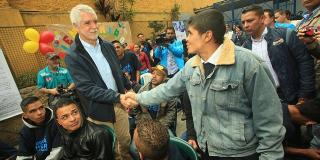 Alcalde con jóvenes rescatados del Bronx - Foto: Prensa Alcaldía Mayor / Diego Bauman 