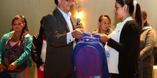 Alcalde Petro entrega maleta a una madre gestante