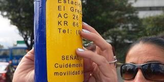 Nuevas plaquetas braille para 221.000 habitantes con discapacidad visual. Foto: TransMilenio