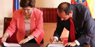 Firma convenio consurso de méritos oficina de control interno - Foto: Comunicaciones Alcaldía de Bogotá 