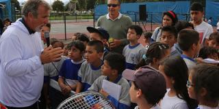 2.100 niños de colegios distritales aprenden a jugar tenis con los mejores