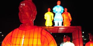 Disfrute la exhibición gratuita de ‘Las linternas de los guerreros de terracota’ en el Festival Iberoamericano de Teatro