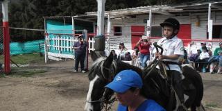 Proyecto de equitación en Bosa mejora habilidades de niñas y niños en condición de discapacidad