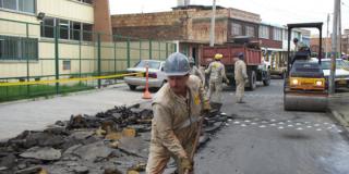 En Bogotá hay héroes que arreglan vías sin cobrar