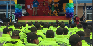 100 policías de Chapinero se gradúan en relacionamiento con comunidad LGBTI.