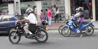 Motociclistas en un barrio de Bogotá
