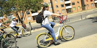Mujer en bici - Foto: Prensa Alcaldía Mayor de Bogotá / Diego Bauman