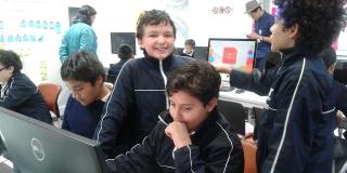 Niños que habitan Bogotá celebran el Día del Internet. 