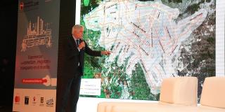 El alcalde Enrique Peñalosa presenta la red de transporte público integrado en Bogotá / Foto: Diego Bauman