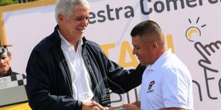 Peñalosa condecora al mejor taxista del mes y destaca uso de tabletas en taxis inteligentes en Bogotá