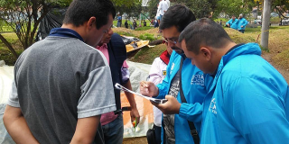 Funcionarios del Distrito atendiendo a ciudadanos venezolanos en Bogotá