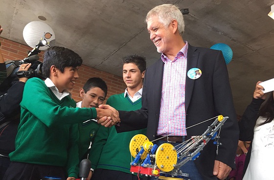 Alcalde con estudiantes de la ciudad - Foto: Prensa Alcaldía Mayor / Camilo Monsalve