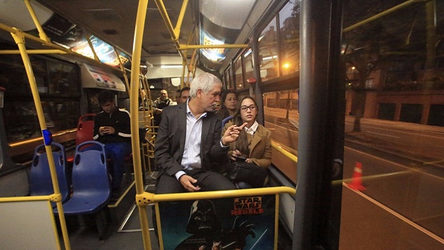 Alcalde viajando en TransMilenio - Foto: Prensa Alcaldía / Diego Bauman