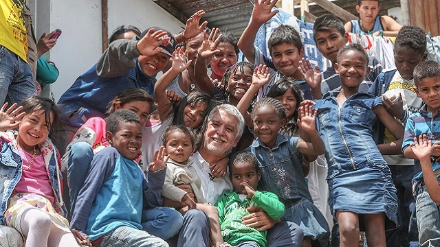 Alcalde con niños de Ciduad Bolívar - Foto: Prensa Alcaldía / Camilo Monsalve