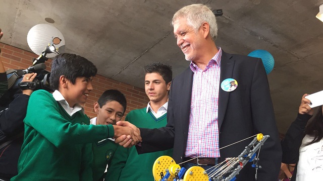 Alcalde con estudiantes- Foto: Prensa Alcaldía / Camilo Monsalve