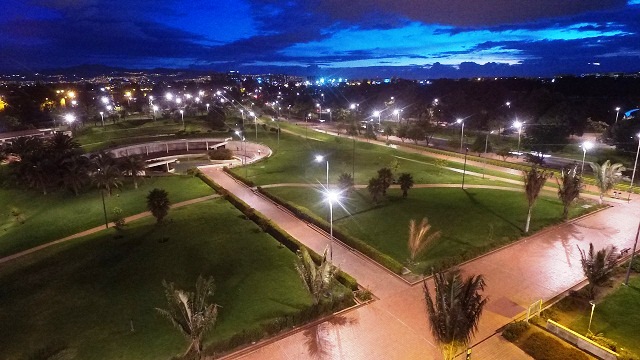 Iluminación entorno de la Biblioteca Virgilio Barco - Foto: Prensa UAESP