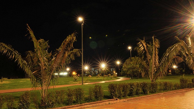 Iluminación entorno de la Biblioteca Virgilio Barco - Foto: Prensa UAESP