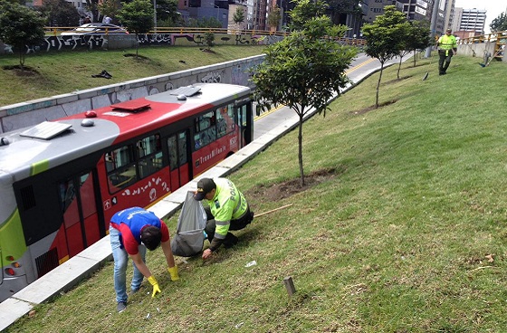 Limpieza entorno Centro Internacional - Foto: Prensa Uaesp