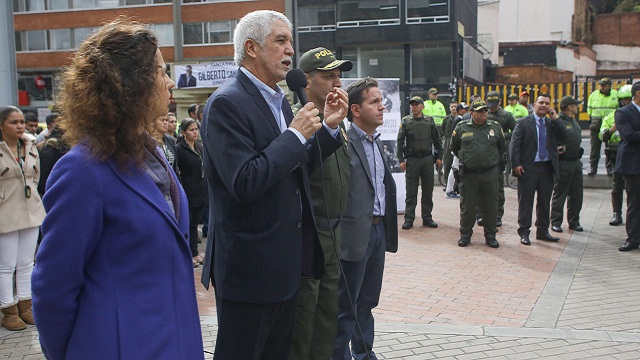 Policías de civil refuerzan seguridad en TransMilenio - Foto: Prensa Alcaldía Mayor de Bogotá / Camilo Monsalve