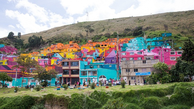 Recorrido mural barrio Los Puentes - Foto: Comunicaciones Alcaldía / Andrés Sandoval