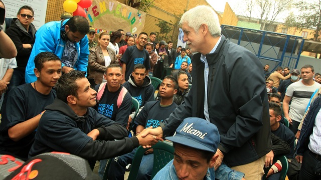 Alcalde con jóvenes rescatados del Bronx - Foto Comunicaciones Alcaldía Bogotá / Diego Bauman
