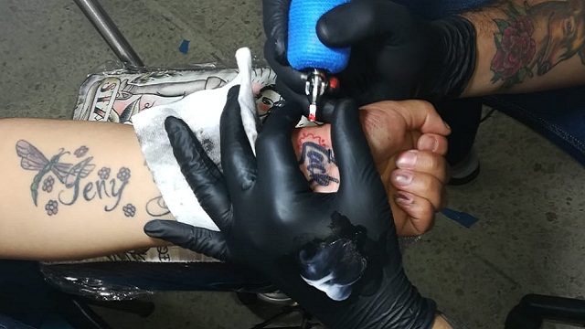 #CaroyCuervoINK es un proyecto apoyado por MinCultura para corregir tatuajes con errores ortográficos