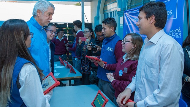 Entrega de tabletas en colegio Simón Rodríguez - Foto: Comunicaciones Alcaldía Bogotá / Andrés Sandoval Entrega de tabletas en colegio Simón Rodríguez - Foto: Comunicaciones Alcaldía Bogotá / Andrés Sandoval