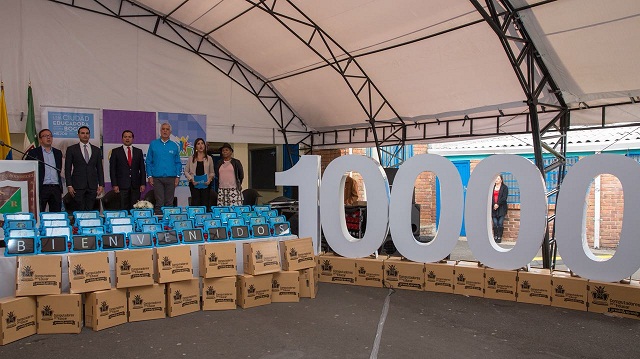 Entrega de tabletas en colegio Simón Rodríguez - Foto: Comunicaciones Alcaldía Bogotá / Andrés Sandoval Entrega de tabletas en colegio Simón Rodríguez - Foto: Comunicaciones Alcaldía Bogotá / Andrés Sandoval