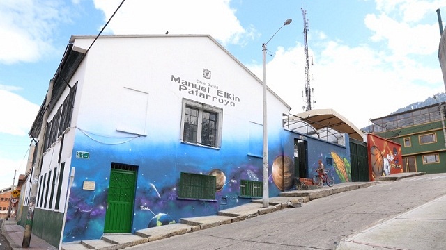 Fachada colegio Manuel Elkin Patarroyo de la localidad de Santa Fe - Foto: Prensa Secretaría de Educación
