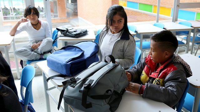 Entrega de kits escolares a estudiantes indígenas - Foto: Prensa Secretaría de Educación