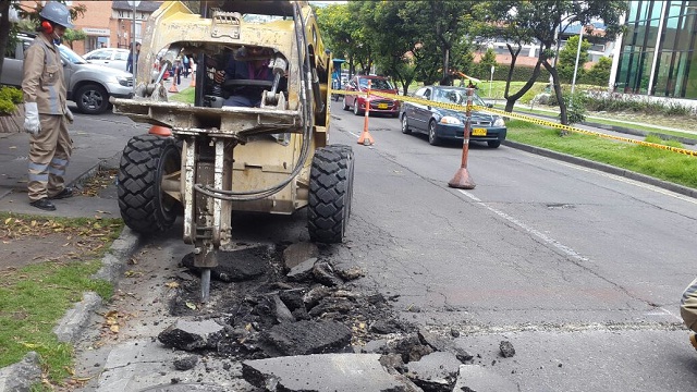 Mantenimiento de vías en la ciudad - Foto: Comunicaciones Unidad de Mantenimiento Vial Mantenimiento de vías en la ciudad - Foto: Comunicaciones Unidad de Mantenimiento Vial