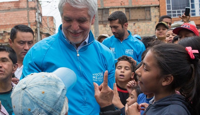 Contrucción cancha sintética en barrio Bilbao - Foto: Comunicaciones Alcaldía Bogotá / Andrés Sandoval Contrucción cancha sintética en barrio Bilbao - Foto: Comunicaciones Alcaldía Bogotá / Andrés Sandoval