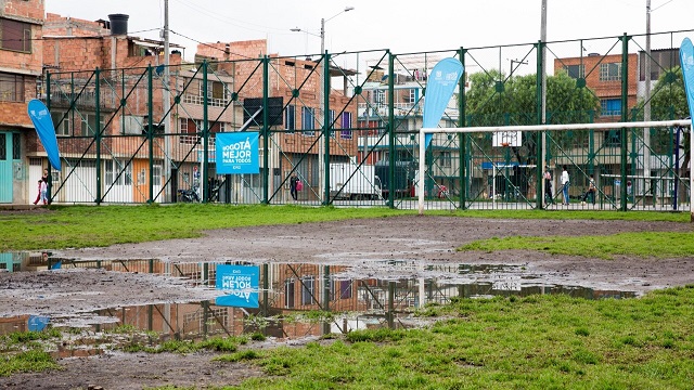 En una primera etapa este año comenzará la construcción de 22 canchas por toda la ciudad, con una inversión de más de 35.000 millones de pesos. Contrucción cancha sintética en barrio Bilbao - Foto: Comunicaciones Alcaldía Bogotá / Andrés Sandoval