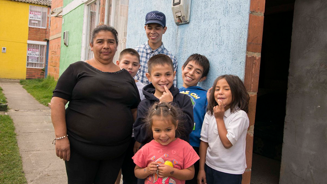 Familia reubicada tras vivir en alto riesgo - Foto: Caja de Vivienda Popular