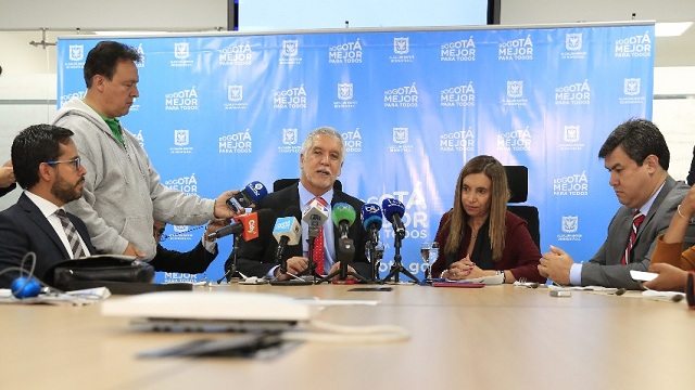 Oficina virtual le ahorra tiempo a los ciudadanos en trámites de impuestos - Foto: Alcaldía Mayor de Bogotá/Diego Baumán Oficina virtual le ahorra tiempo a los ciudadanos en trámites de impuestos - Foto: Alcaldía Mayor de Bogotá/Diego Baumán