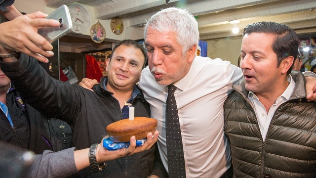 Habitantes y tenderos de Puente Aranda celebraronc cumpleaños del alcalde - Foto: Alcaldía Mayor de Bogotá/Andrés Sandoval Habitantes y tenderos de Puente Aranda celebraronc cumpleaños del alcalde - Foto: Alcaldía Mayor de Bogotá/Andrés Sandoval
