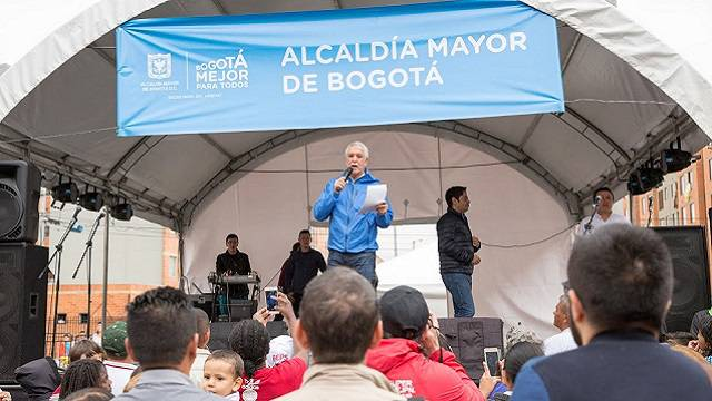 Alcalde entregando a 6.000 familias vivienda en Bogotá - Foto: Alcaldía Peñalosa