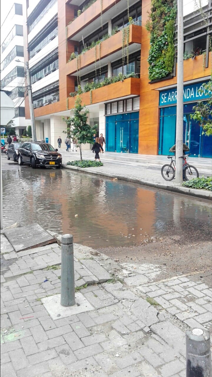 Las acciones de parcheo se realizaron en horario nocturno con el apoyo de dos frentes de trabajo compuestos por más de 20 personas. 