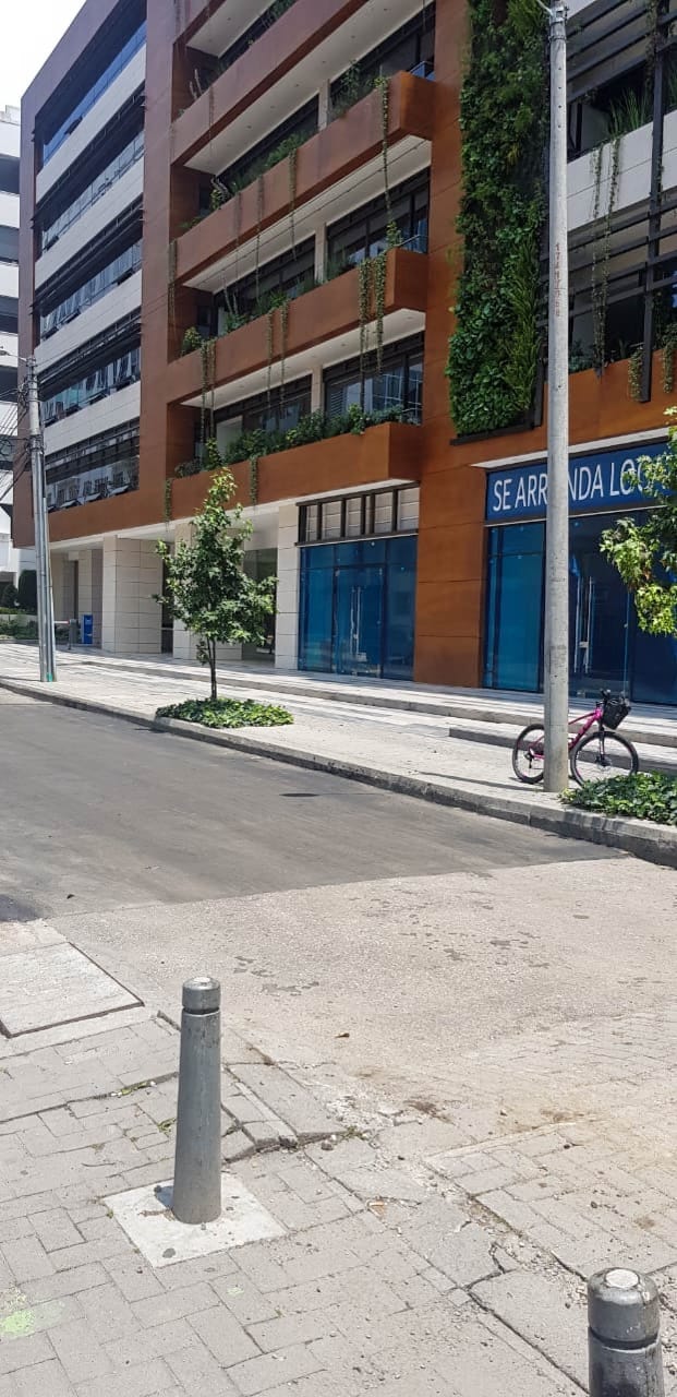 Las acciones de parcheo se realizaron en horario nocturno con el apoyo de dos frentes de trabajo compuestos por más de 20 personas. 