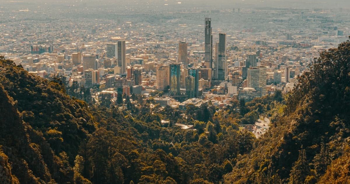 Foto panorámica o vista de Bogotá desde detrás de los Cerros Orientales.