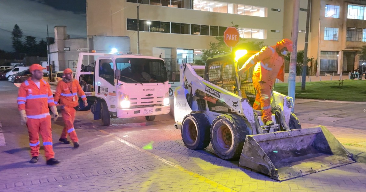 Foto trabajadores de la UAESP realizando labores de limpieza en calles de Bogotá