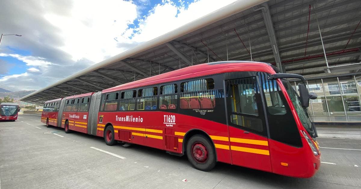Bus de TransMilenio estacionado
