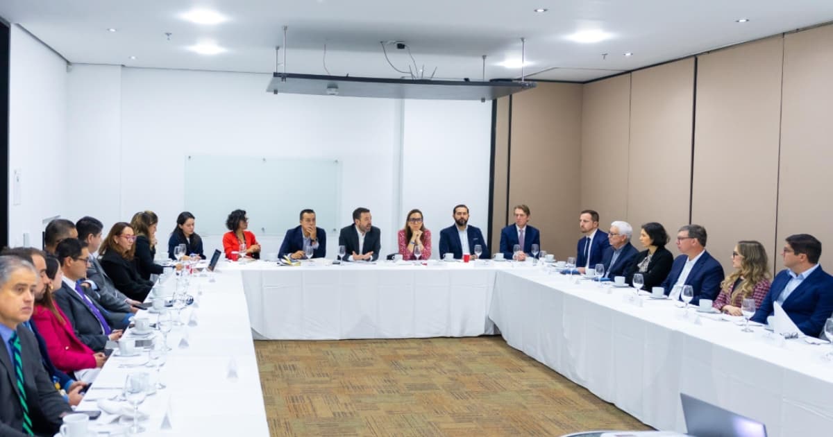 Foto del alcalde Carlos Fernando Galán reunido con empresarios de Estados Unidos en Bogotá.