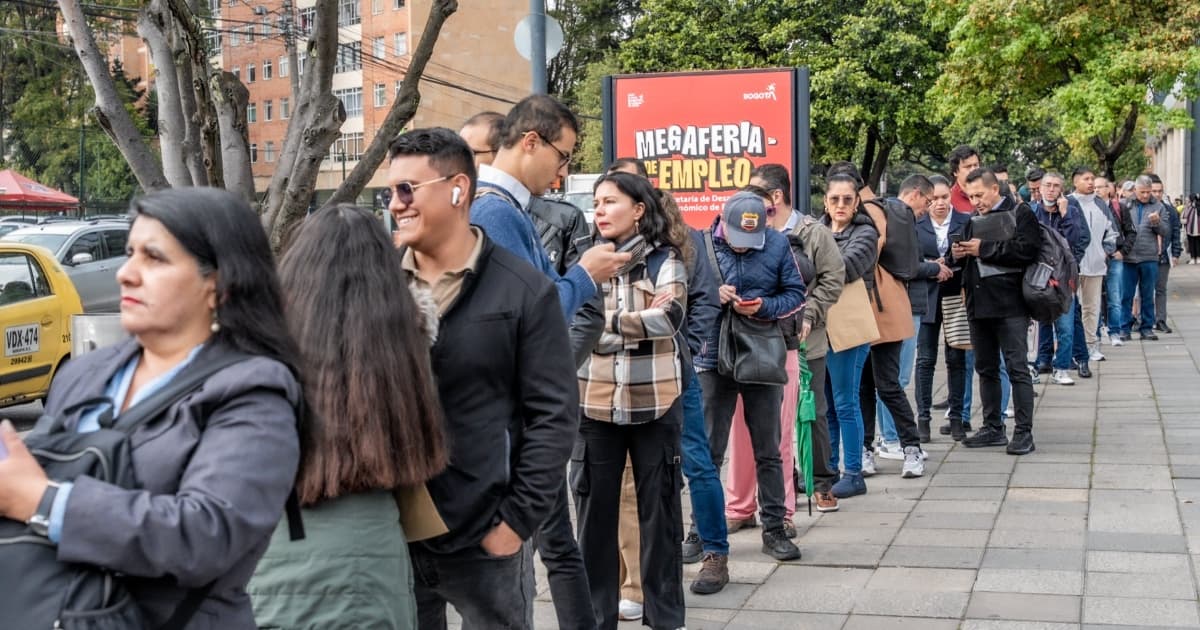 Bogotanos y bogotanas haciendo fila durante el ingreso a la Megaferia de Empleo realizada en Corferias.
