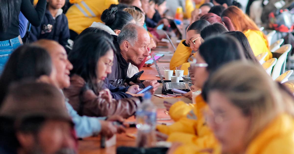 En la foto hay personas que asisten a una feria de servicios de Ingreso Mínimo Garantizado