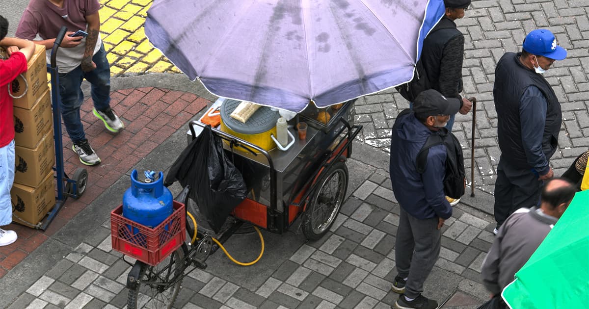 En la foto un puesto de comida de la calle con una pipeta de gas