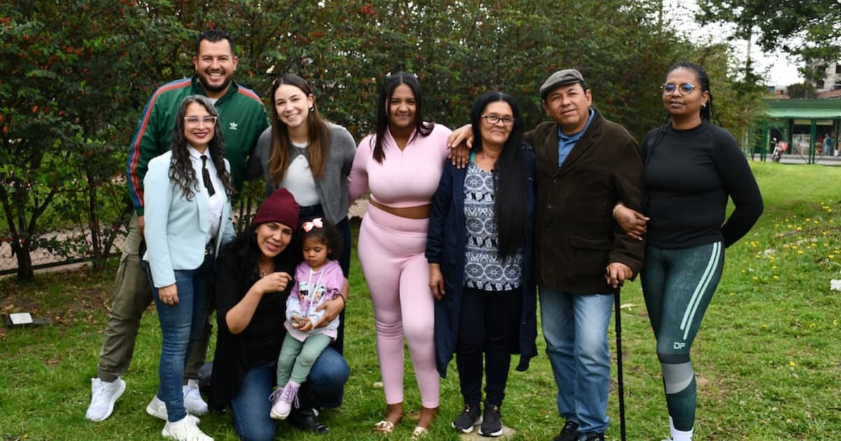 Una familia compuesta por ocho personas reunida en un parque