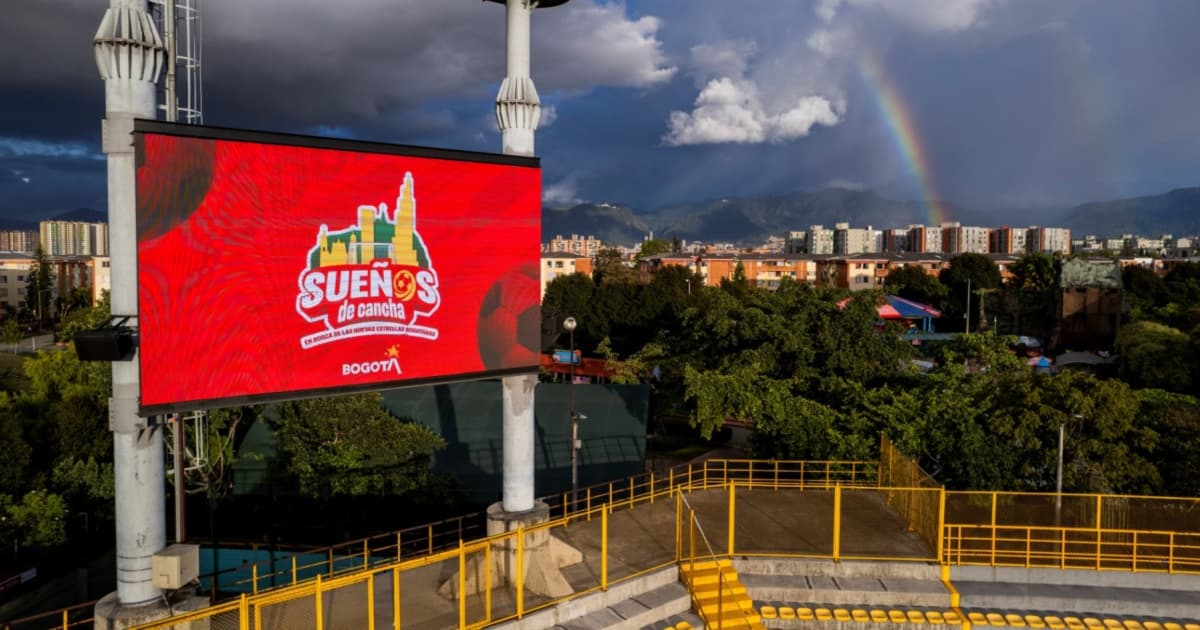 Pantalla del estadio de techo con el logo del programa Sueños de Cancha