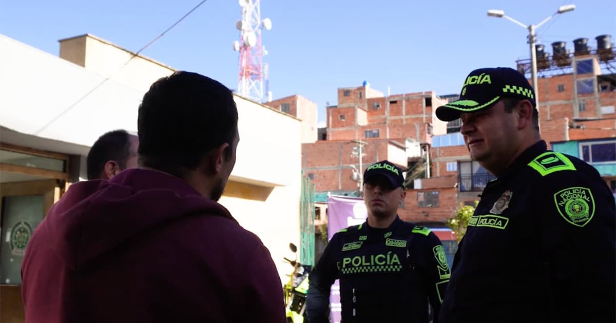 En la foto unos policías y la comunidad reunidas
