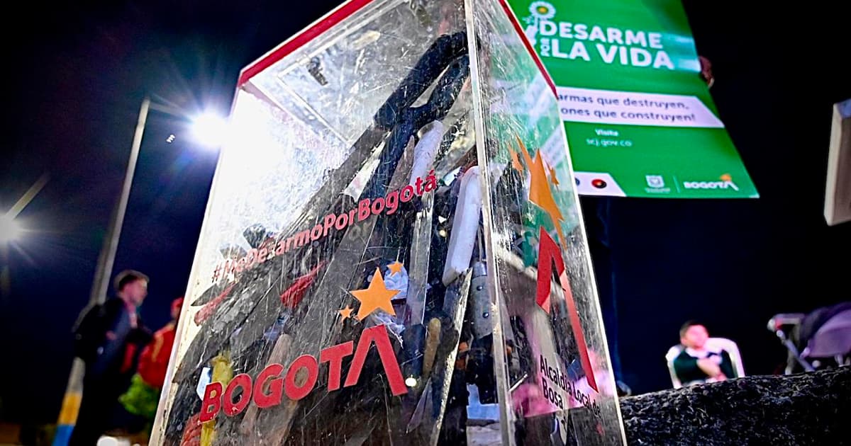 En la foto la urna en donde las personas depositaban las armas cortopunzante